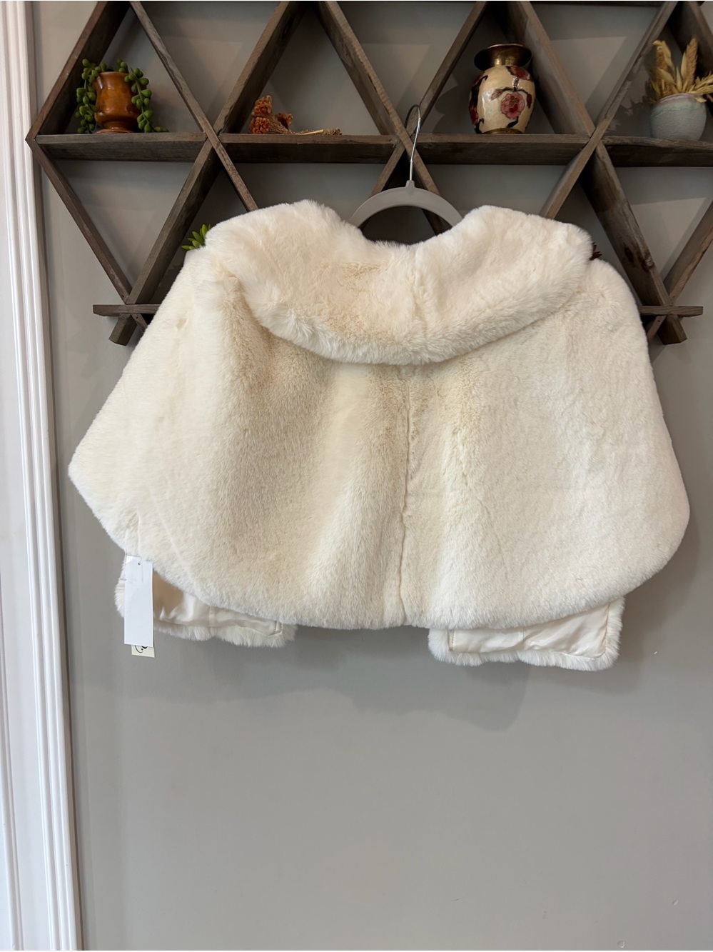Eliza J Faux Fur Capelet. Ivory. Size small. New with tags. - Picture 2 of 7